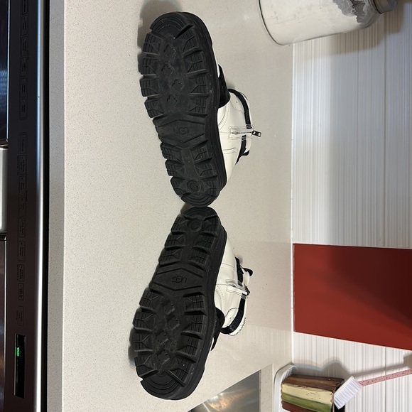 UGG Genuine Leather Sid Boot in Jasmine Side Zippers Lug Sole Sz 8 - Picture 4 of 4